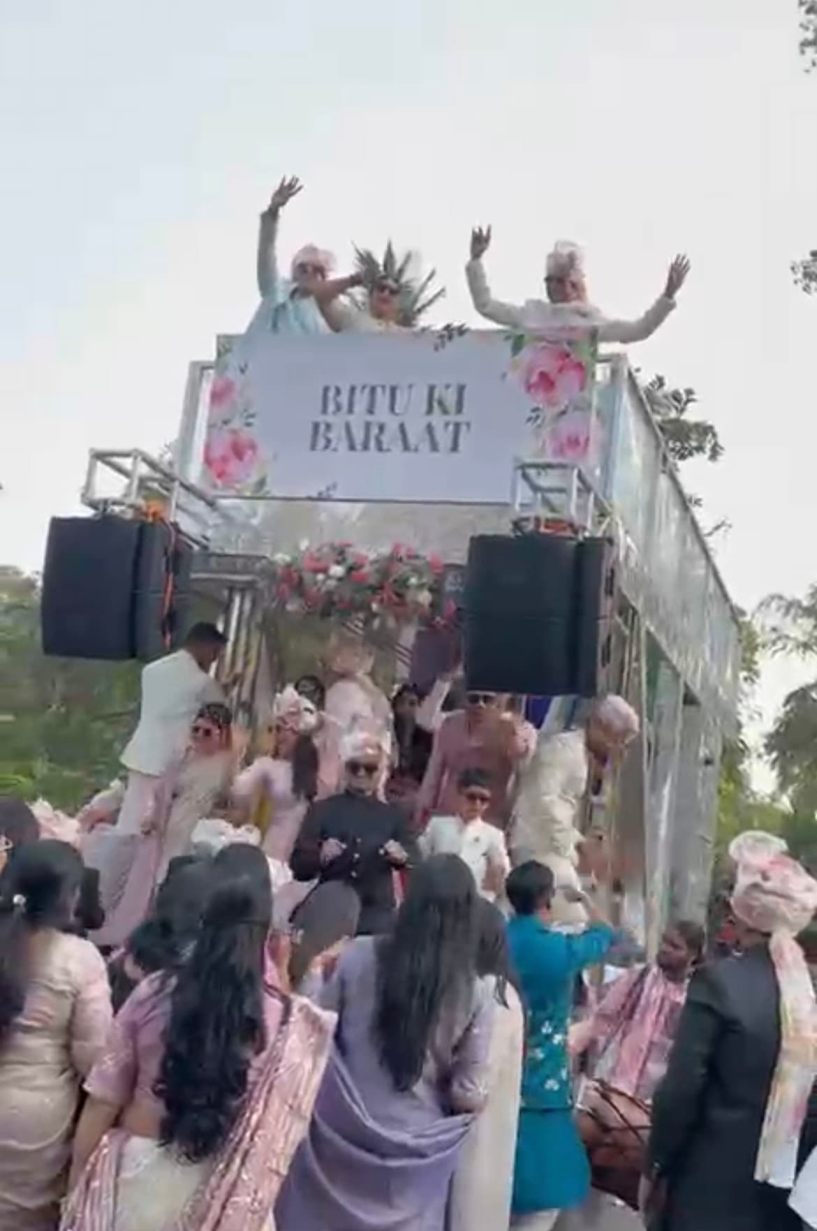 Baraat Vans, Baraat on Wheels & Buggy Rentals in Goa - Photo 1