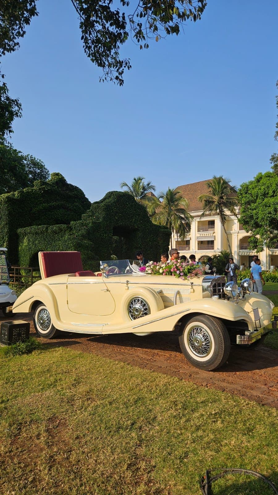 Mercedes Roadster 540 Heritage Villa Arrival